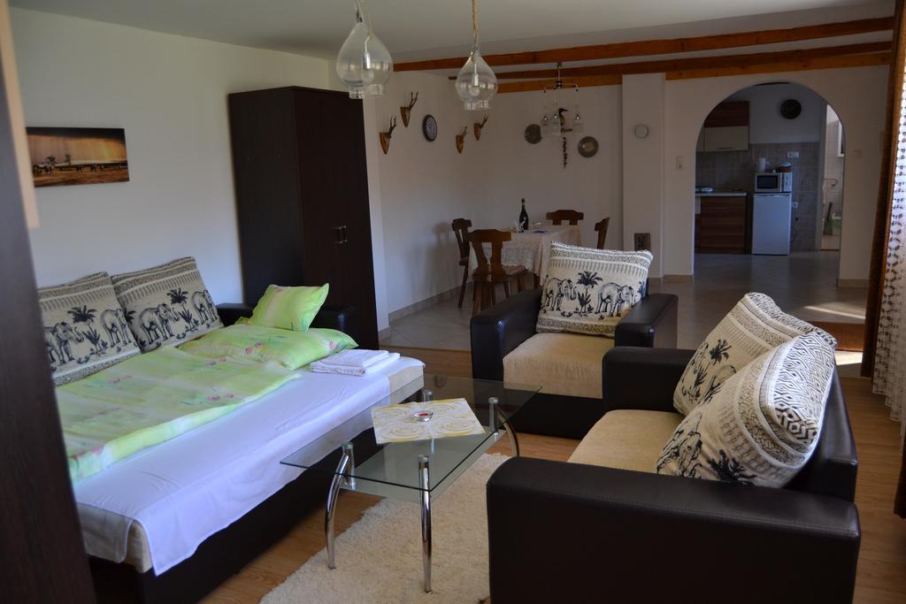 Szahara Vendeghaz Apartment Kerekegyhaza ภายนอก รูปภาพ